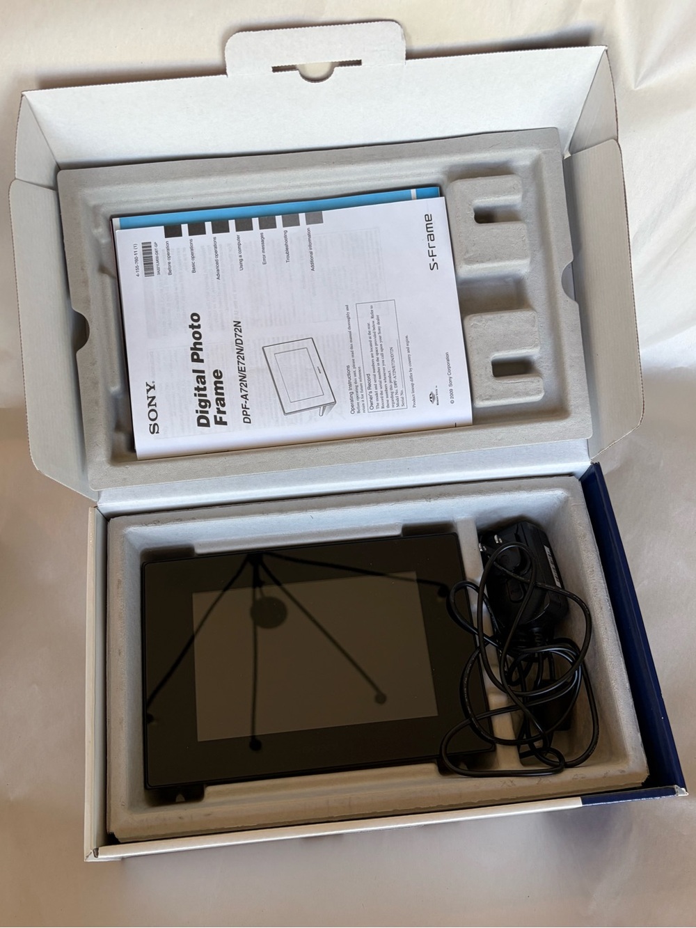 Sony S-Frame DPF-D72N Digital Photo Frame in Black and Blue